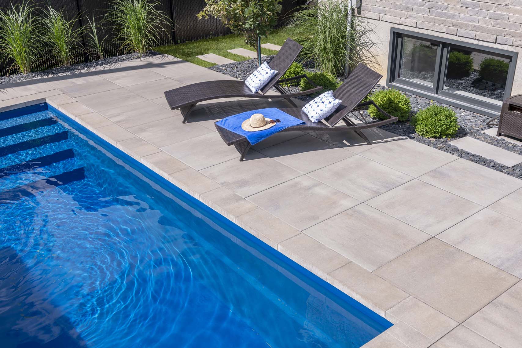 pavé uni pour piscines creusées. Groupe Delsol